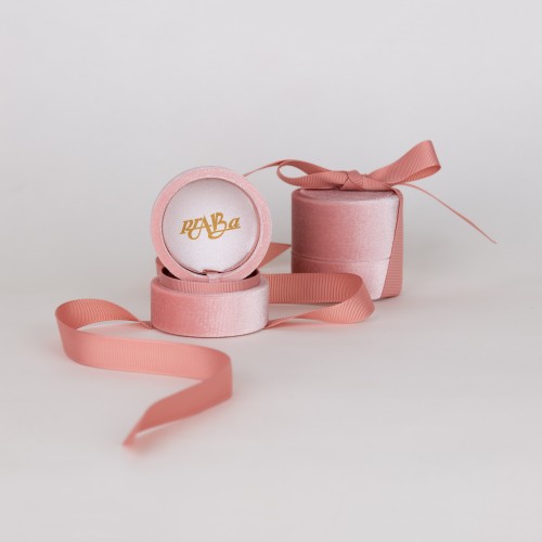 Rožinė aksominė dėžutė su PRABA logotipu