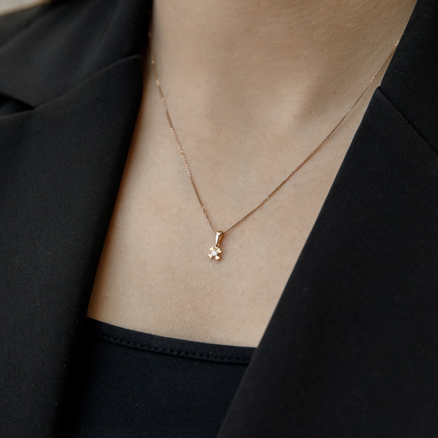 Auksinis pakabukas su briliantu - 0.06ct