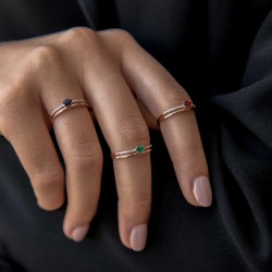 Auksinis žiedas su deimantais ir smaragdu.